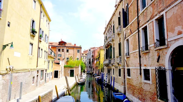 Canale e barche con architettura antica Venezia — Foto Stock