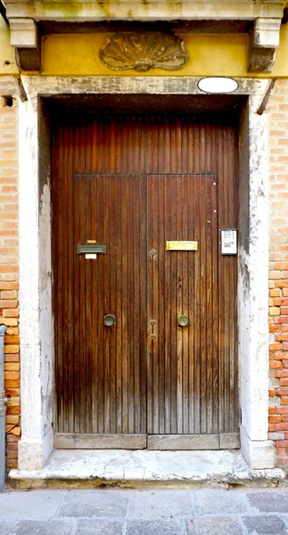 Dveřní zárubně na staré budově — Stock fotografie