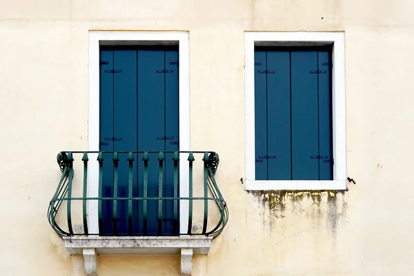 Porta con balcone e finestra sulla parete in creme — Foto Stock