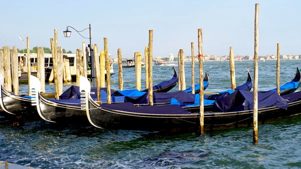 Gondol båtar flyter i havet Venedig — Stockfoto