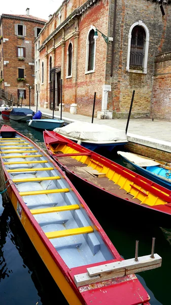 Färgglada båtar transport med antika byggnad — Stockfoto