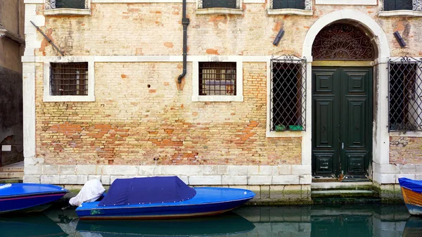 Kanalen och båtar med gamla tegelhus vägg — Stockfoto
