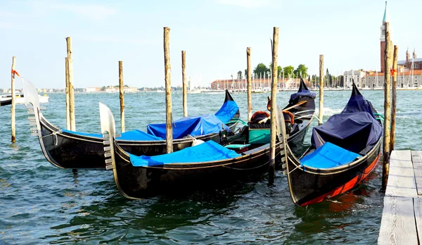 Gondelboote schwimmende Station — Stockfoto