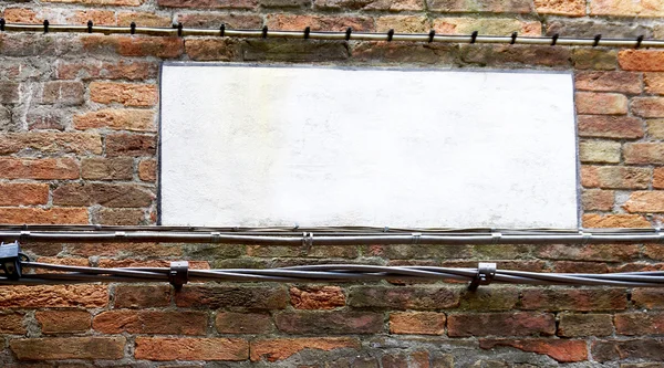 Blank sign on brick wall — Stock Photo, Image