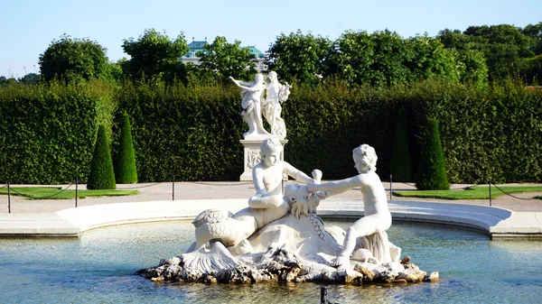 Sculpture dans l'étang du Palais du Belvédère — Photo