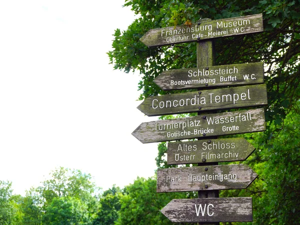 Wood sign in the park — Stock Photo, Image