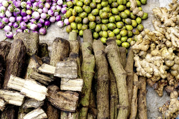 Gemischtes Gemüse lila Auberginen, Oliven und Gewürze — Stockfoto