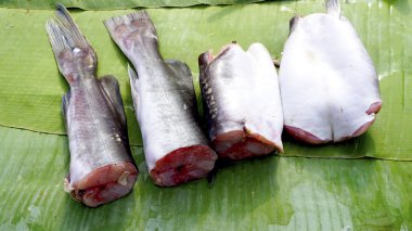 Muz Yaprak üzerinde balık parçaları 