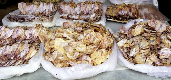 Сухой кальмар на свежем местном рынке — стоковое фото