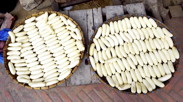 Очищенный банан в корзинах — стоковое фото