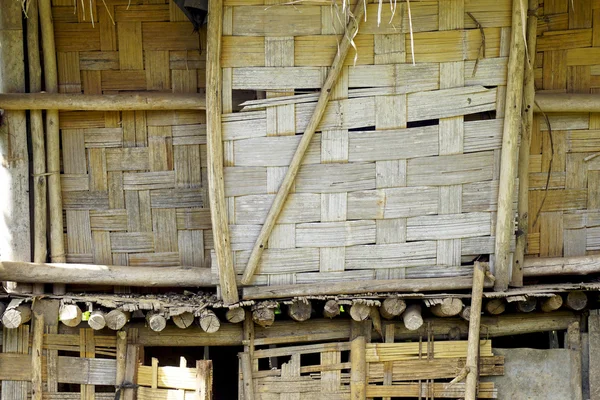 Pared de tiras de bambú trenzadas verneculares — Foto de Stock