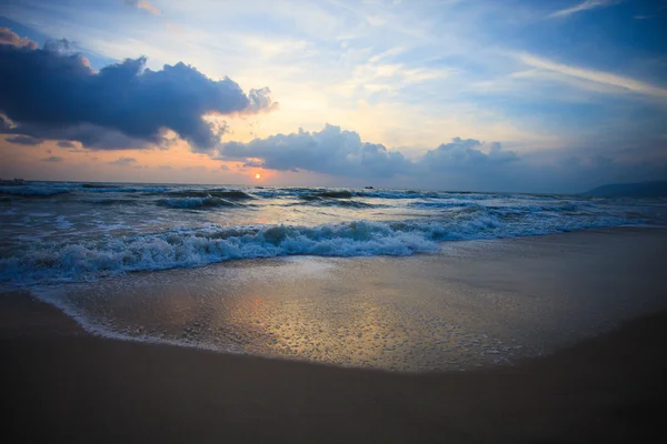 Colorido amanecer sobre el mar. —  Fotos de Stock