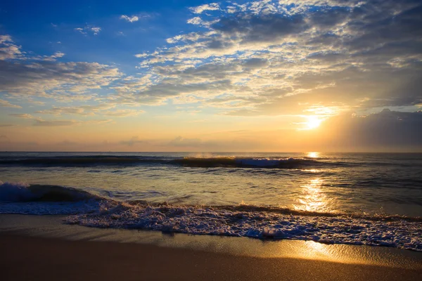 Colorido amanecer sobre el mar. —  Fotos de Stock