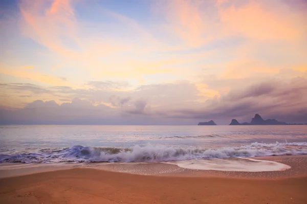 Colorido amanecer sobre el mar. Composición natural . —  Fotos de Stock