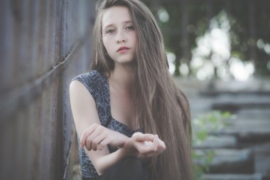 bir güzel genç üzücü hippi kız açık havada portresi