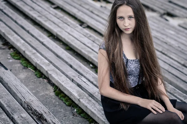 Ritratto di una bella giovane ragazza hipster triste all'aperto — Foto Stock