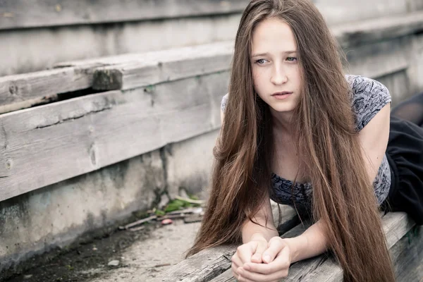 Portréja egy gyönyörű fiatal szomorú csípő lány a szabadban — Stock Fotó