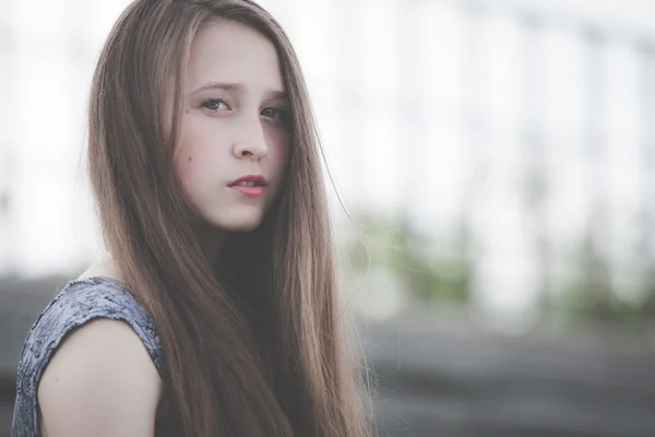 Porträt eines schönen jungen traurigen Hipster-Mädchens im Freien — Stockfoto