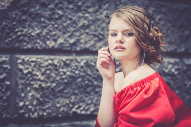 bir kırmızı güzel bir genç kız portresi elbise açık havada