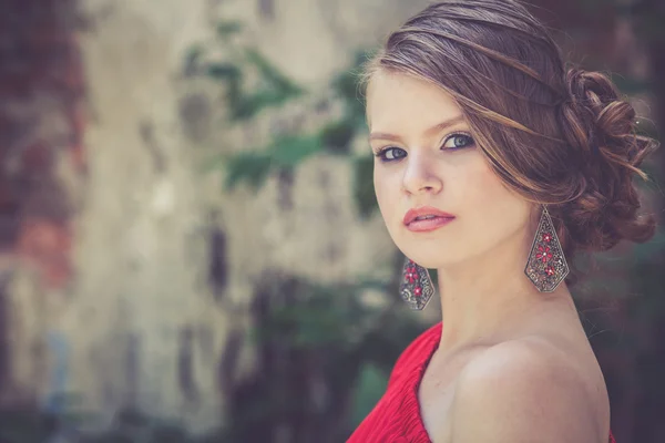 Bir kırmızı güzel bir genç kız portresi elbise açık havada — Stok fotoğraf