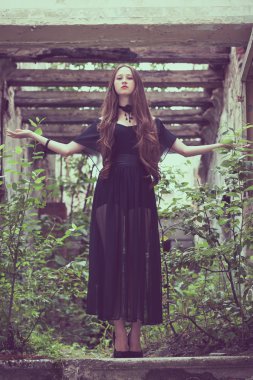 terk edilmiş bir eski güzel genç üzücü goth kız portresi 