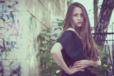 terk edilmiş bir eski güzel genç üzücü goth kız portresi 