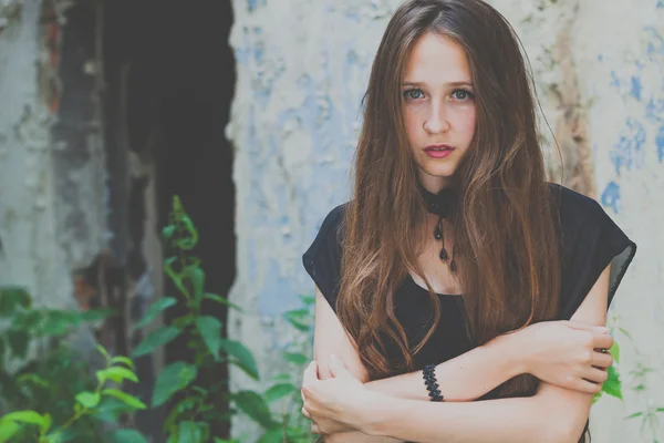 Porträt einer schönen jungen traurigen Gothic Girl in einem verlassenen alten — Stockfoto