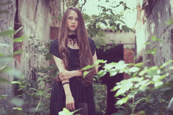 Portrait of a beautiful young sad goth girl in an abandoned old — Stock Photo, Image