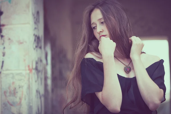 Portrait d'une belle jeune fille gothique triste dans un vieux abandonné — Photo