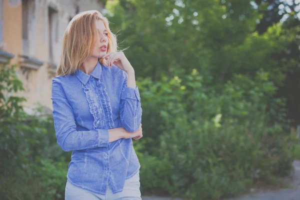 Retrato de una hermosa joven al aire libre — Foto de Stock