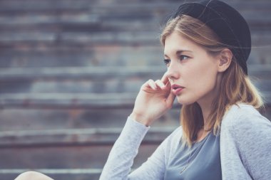 açık havada güzel bir genç kız portresi