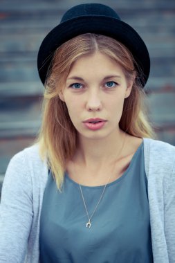 açık havada güzel bir genç kız portresi