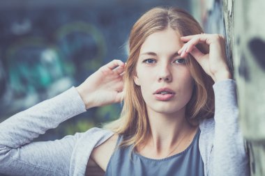 açık havada güzel bir genç kız portresi