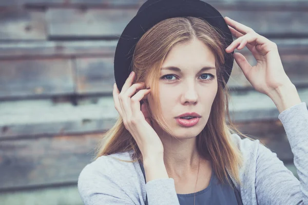 Retrato de una hermosa joven al aire libre — Foto de Stock