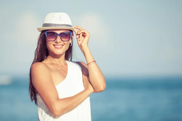 Mode-Lifestyle, schönes Mädchen am Strand bei — Stockfoto