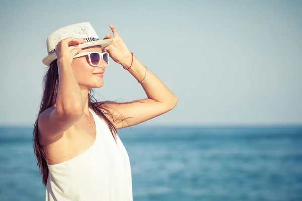 Mode-Lifestyle, schönes Mädchen am Strand am Tag — Stockfoto