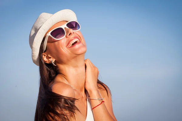 Mode-Lifestyle, schönes Mädchen am Strand am Tag — Stockfoto