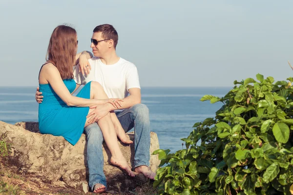 Miłości para siedzi na plaży w czasie dnia. — Zdjęcie stockowe