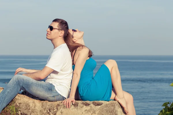 Kärleksfulla paret sitter på stranden på dagarna. — Stockfoto