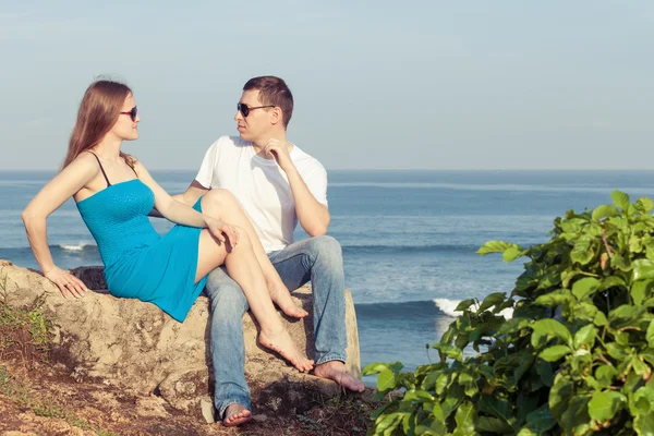 Casal amoroso sentado na praia na hora do dia . — Fotografia de Stock