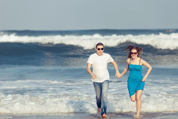 Loving couple running on the beach at the day time. — Stock Photo, Image