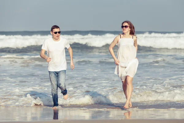 Sevgi dolu iki gün sahilde çalışıyor.