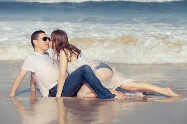Älskande par ligga på stranden på dagarna. — Stockfoto