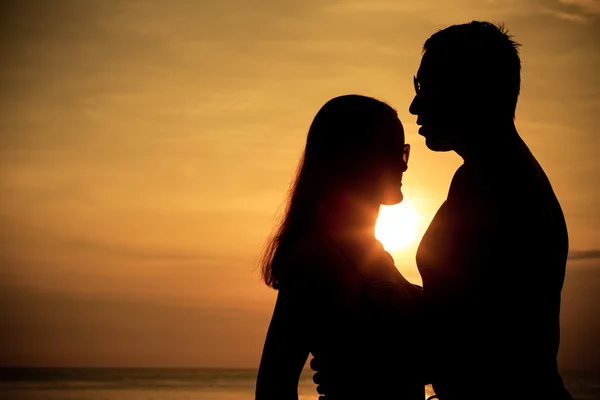 Paar in liefde terug lichte silhouet op zee bij de zonsondergang keer — Stockfoto