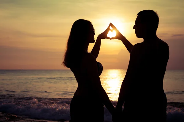 Pareja enamorada espalda luz silueta en el mar en la hora de la puesta del sol —  Fotos de Stock