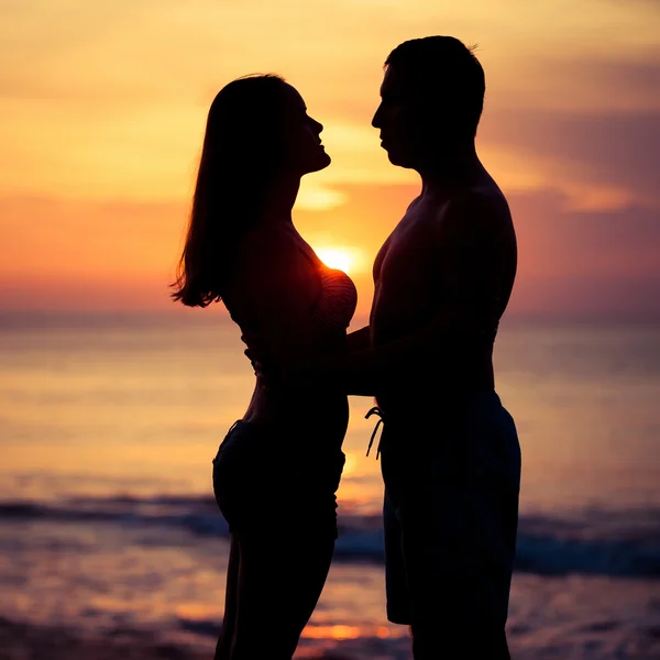 Couple in love back light silhouette on sea at the  sunset time — Stock Photo, Image