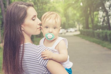 Mutlu anne ile bebeği parkta oynarken