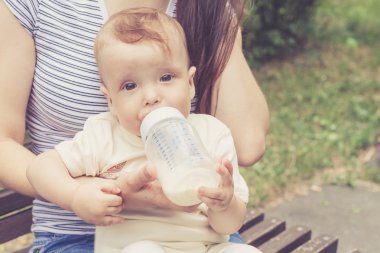 Mutlu anne ile bebeği parkta oynarken