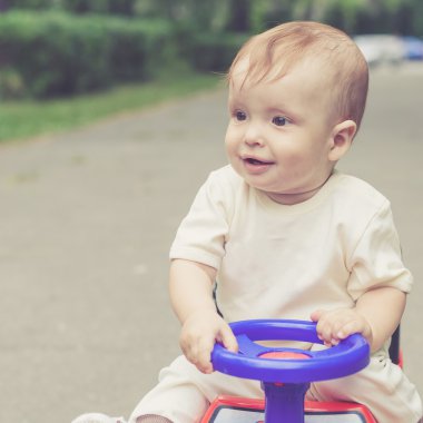 Sevimli küçük çocuk açık havada