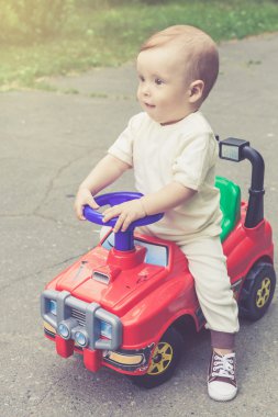 Sevimli küçük çocuk açık havada